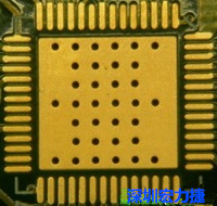 這是最不好的通孔設(shè)計，貫穿通孔直接擺放于QFN的接地散熱墊上，制造上無法確保其錫量，也就無法確保焊接良好。