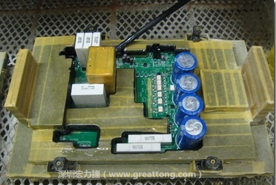 Conformal coating噴涂作業時可以使用治具把一些不可以噴涂到的地方及零件覆蓋起來，以免絕緣物質噴涂到一些需要作導電接觸的地方。