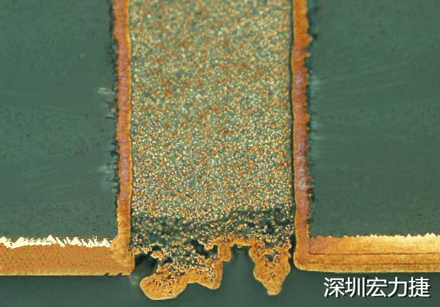 PCB設(shè)計之導(dǎo)電孔塞孔工藝 導(dǎo)電孔Via hole又名導(dǎo)通孔，為了達到客戶要求，導(dǎo)通孔必須塞孔，經(jīng)過大量的實踐，改變傳統(tǒng)的鋁片塞孔工藝，用白網(wǎng)完成板面阻焊與塞孔。生產(chǎn)穩(wěn)定，質(zhì)量可靠。