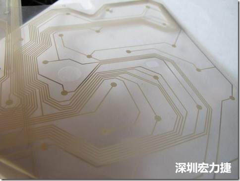 下面第二個圖則是另一片也有著按鍵線路的PTF，當上、下兩面PTF的按鍵結點互相接觸后就可以計算出是哪個按鍵被按下了。可是當按鍵沒有按下時，上下兩片PTF的線路則是分開的，所以上圖那片PTF的線路上面其實還另外覆蓋了另一層透明的PET作為絕緣層，只露出了需要在鍵盤按下時才會碰觸的接觸點，因為這些材質使用的都是Polymer，所以才撐這樣的技術為Polydome(聚合簧片)。