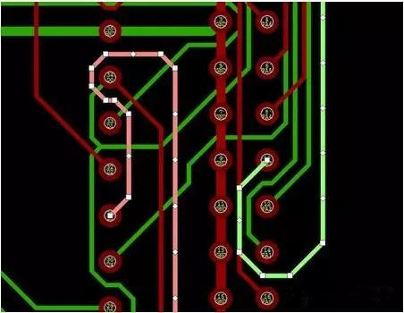 通過自動優(yōu)化導(dǎo)線形狀消除導(dǎo)線打彎(用線段近似弧線只是為了顯示沒有弧線的任何角度例子)。