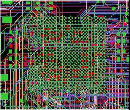 圖18：BGA布線。(頂部)傳統(tǒng)的自動布線器。38個(gè)網(wǎng)絡(luò)沒有完成布線。(底部)任意角度的拓?fù)涫阶詣硬季€器。所有網(wǎng)絡(luò)都完成了布線。