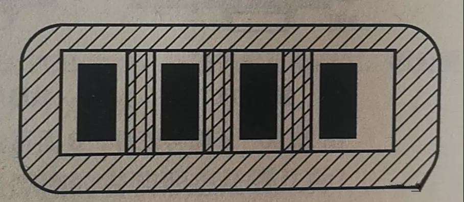 在兩個焊盤之間有導(dǎo)線通過時,應(yīng)采取PCB阻焊設(shè)計,以防止焊接短路